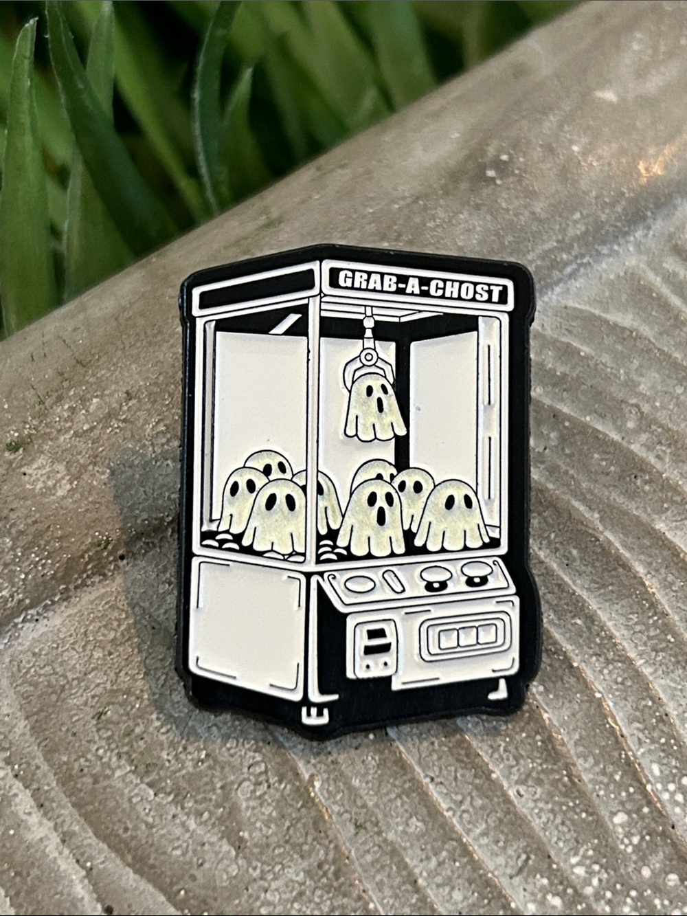 Grab-A-Ghost Claw Machine Enamel Pin NEW Halloween ghosts humorous brooch